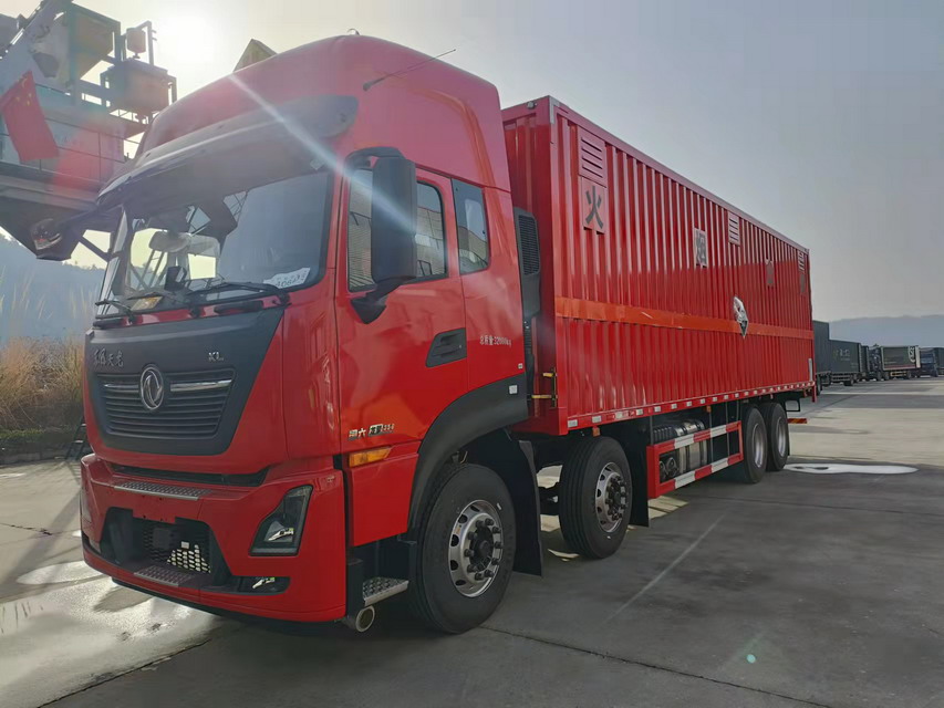 國六東風天龍前四后八9.6米危險品廂式車發往江西宜春。